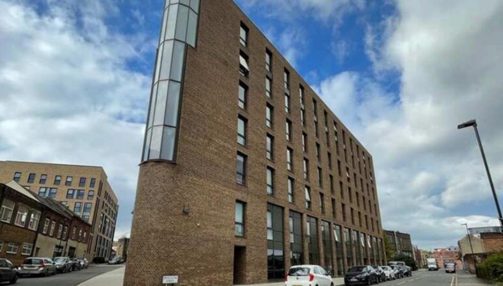 Lot: 169 - STUDIO APARTMENT OFFERING PRIME INVESTMENT OPPORTUNITY - Front aspect of block